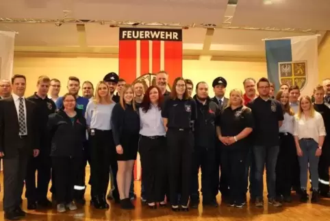 Ein Teil der Ehrenamtlichen, die von VG-Bürgermeister Frank Rüttger (CDU) in den Dienst der Freiwilligen Feuerwehr der Verbandsg