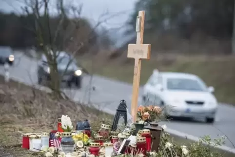 Auf der Weilerbacher Umgehungsstraße verlor vor zwei Monaten ein junger Mensch bei einem schweren Verkehrsunfall sein Leben. Die