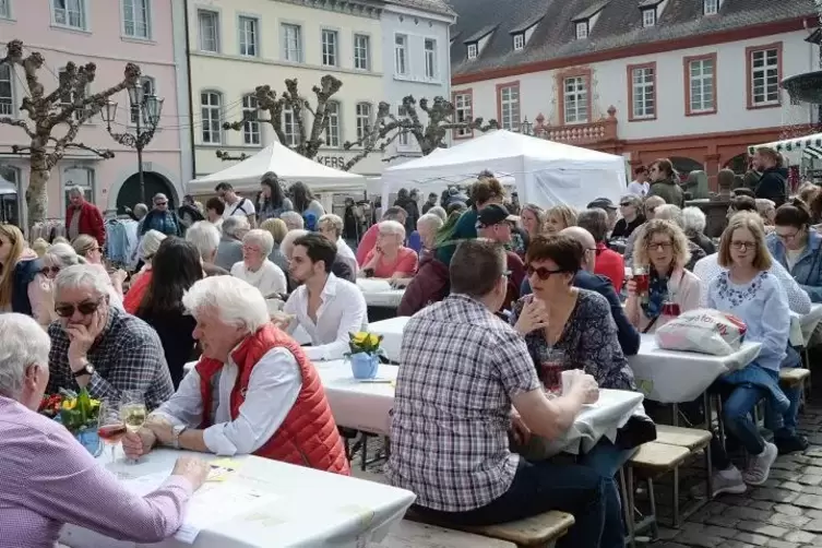 Auf dem Markplatz konnten es sich die Besucher beim Brunnenfest gutgehen lassen. Foto: Linzmeier-Mehn