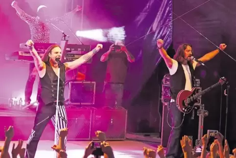 Die Queen Kings mit ihrem Frontmann Sascha Krebs (links), Gitarrist Drazen Zalac und – im Hintergrund – Keyboarder Christof Wett