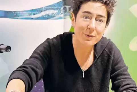 Engagiert für Zivilcourage und Herzensbildung: Dunja Hayali, hier beim Signieren ihres Buchs.