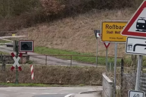 Die Wolfsteiner Signalanlagen bei Bahnübergängen sind derzeit außer Betrieb.  Foto: Sayer