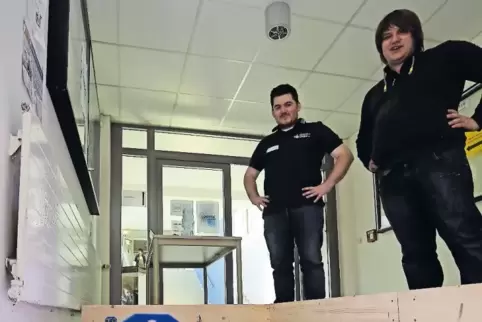 Sebastian Schanne (links) erklärt Florian Weber sowohl Technik als auch Funktionsweise des Schulungsroboters „Fridolin“.
