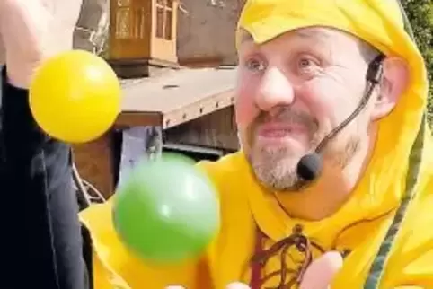 Der Narrenkai macht seine Späße auf dem Schlossplatz.