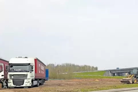 Gestern rasteten hier noch Lasterfahrer, ab heute wird gebaut. Die Baumaschinen stehen schon bereit.