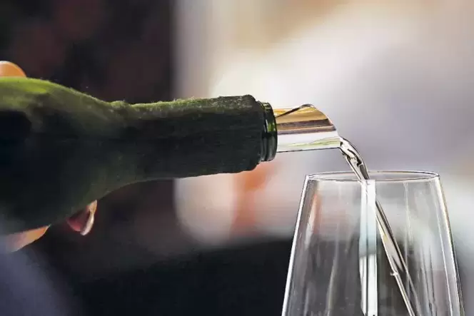 Das Gläschen Wein darf in der Verbandsgemeinde Maikammer auf Terrassen und in Höfen auch weiterhin nur bis 22 Uhr ausgeschenkt w Das Gläschen Wein darf in der Verbandsgemeinde Maikammer auf Terrassen und in Höfen auch weiterhin nur bis 22 Uhr ausgeschenkt w