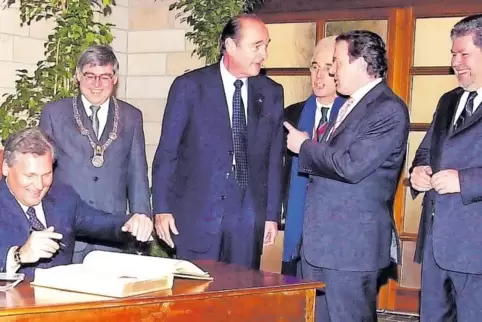 Hoher Besuch 2001 im Neustadter Rathaus: Oberbürgermeister Jürgen Weiler (Zweiter von links) und Ministerpräsident Kurt Beck (re