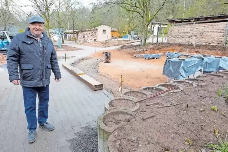 Hier entsteht ein neuer Spielplatz: Zoo-Geschäftsführer Matthias Schmitt zeigt die Baustelle.