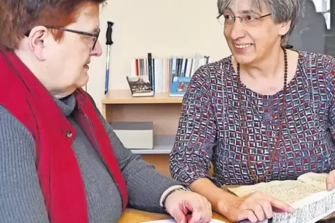 Die Recherche lässt sie oft nicht los: Katrin Hopstock (links) und Jutta Hornung von der Speyerer Stolperstein-Initiative.