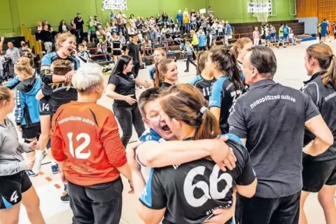 Super gelaufen: Die Wölfinnen jubeln über den 21:20-Sieg und den damit verbundenen vorzeitigen Tabellenaufstieg.