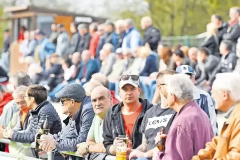 Große Kulisse: Gespannt verfolgten die 550 Zuschauer das Zweibrücker Stadtderby in der Landesliga im TSC-Stadion am Wattweiler B