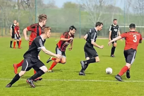 Von „Keilern“ umzingelt: Der Steinbacher Thilo Daniel Opper (Mitte, in Schwarz) sucht mit dem Ball den freien Raum.