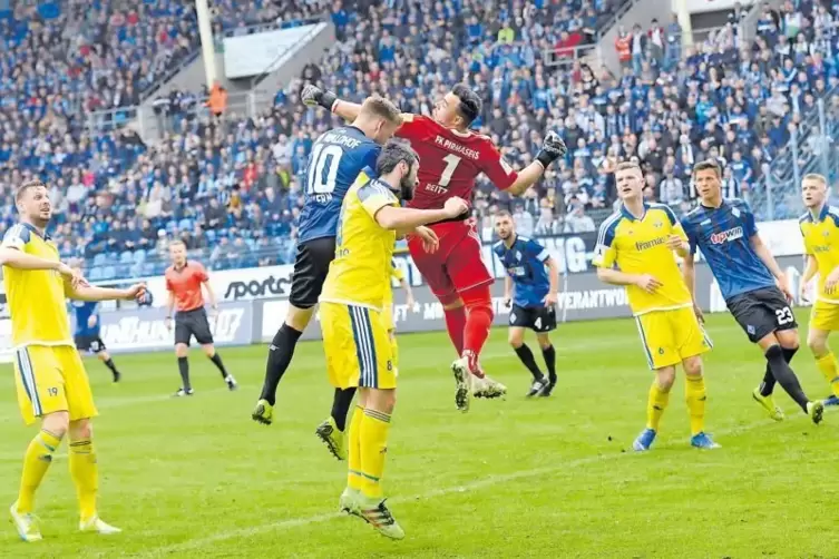 Auch hier Herr der Lage: FKP-Torhüter Benjamin Reitz (in Rot) klärt vor dem Waldhöfer Timo Kern (Nummer 10), der höher als Ricky