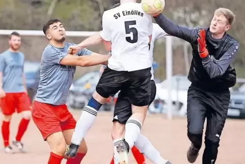 Torwart Pascal Jung von der SpVgg Glanbrücken/St. Julian wehrt den Ball zur Ecke ab, links sein Abwehr-Kollege Tarek Quertatani.