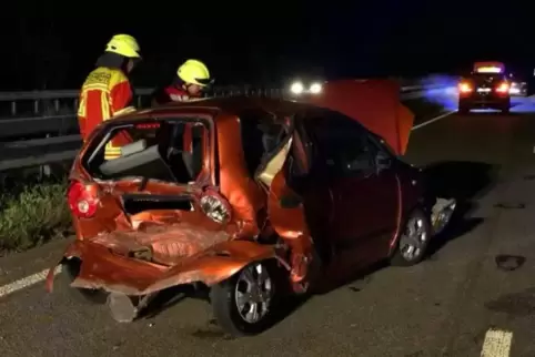 Das Auto der 30-jährigen Autofahrerin war nur noch Schrott. Foto: Feuerwehr