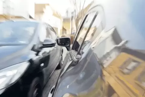 Auch bei parkenden Autos gilt: Genug Abstand halten! Die Anzahl der Unfälle, die sich aufgrund von unzureichendem Abstand ereign