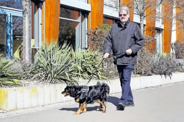 Peter Goldschmidt beim Spaziergang mit seinem Hund Naomi: Der Bau des Bürgerhauses im Hintergrund war eines der Projekte, die in