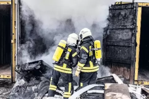 Die Feuerwehr arbeitete unter Atemschutz.
