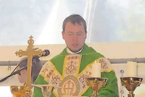 Pfarrer Christof Anselmann am Altar im Festzelt beim Trulber Almabtrieb im vergangenen Jahr.