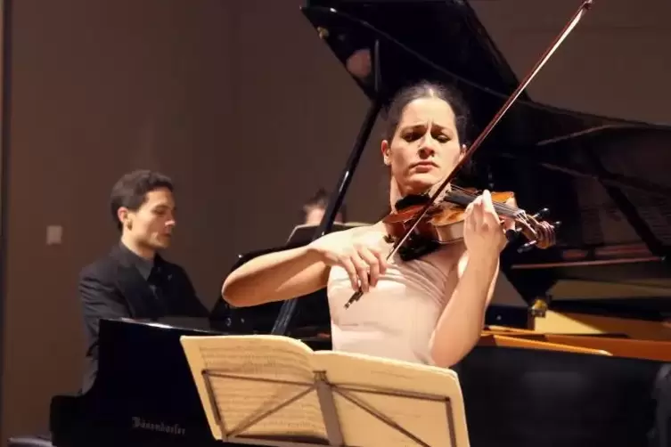 Marie-Claudine (Geige) und Dimitri Papadopoulos (Piano). Foto: Iversen