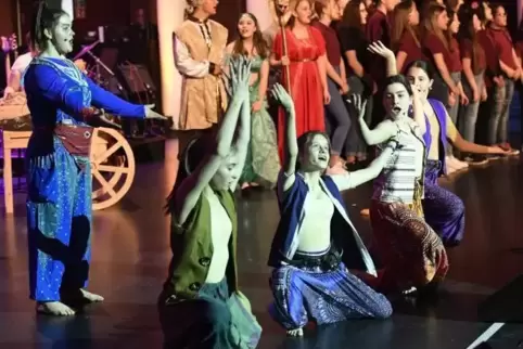 Schüler der Schiller-Realschule plus zeigten Ausschnitte aus dem Musical „Aladdin“. Foto: BOLTE