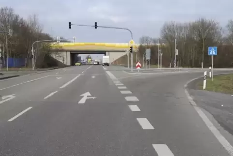 Blick aus Ruchheim in Richtung Frankenthal. Auf der rechten Seite soll der neue Fuß- und Radweg gebaut werden und mit Ampeln die