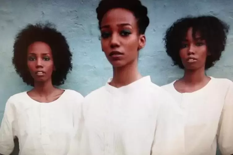 Die sudanesische Regisseurin Mai Elgizouli (Mitte) mit ihren Schwestern im Video. Repro: JMR