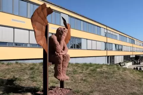 Skulptur von Volker Krebs am Gymnasium Edenkoben. Trotzdem muss noch Kunst am Bau nachgeholt werden.  Foto: Iversen