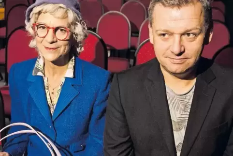 Die Schauspielerin Anke Siefken als Twitter-Oma Renate Bergmann neben ihrem Erfinder, dem Autor Torsten Rohde. Die virtuelle Kun