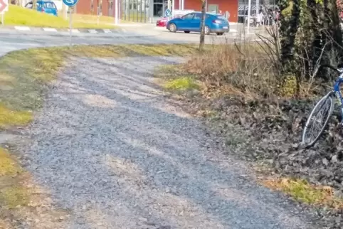 Wo bis 2108 Asphalt war, liegt jetzt Schotter auf dem Weg entlang der Straße.