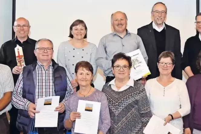 Das Kernteam Pastorales Konzept mit dem Pastoralteam. Sie haben mit Arbeitsgruppen Projekte erarbeitet, die die Kirchengemeinden Das Kernteam Pastorales Konzept mit dem Pastoralteam. Sie haben mit Arbeitsgruppen Projekte erarbeitet, die die Kirchengemeinden