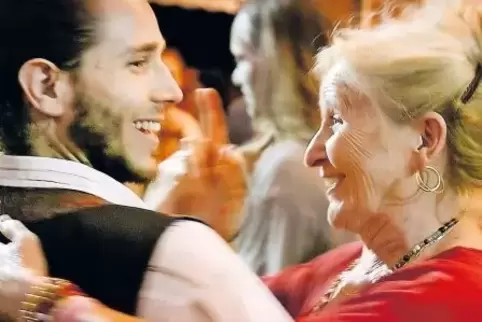 „Alle drehen sich, lachen, wirbeln umher, heulen und singen.“ Filmemacherin Laetitia Carton dokumentiert das große Tanzfest von 