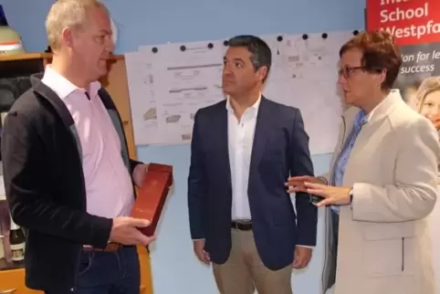 Besiegeln die Partnerschaft: (von links) Ralf Hechler besucht gemeinsam mit José Javier Ruiz Arana und dessen Gattin die Interna