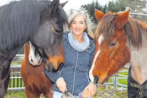 Tierliebhaberin Anette Bütterich-Heigl mit ihren drei Pferden. Die 53-Jährige bietet in Heltersberg auch drei Katzen, zwei Hunde