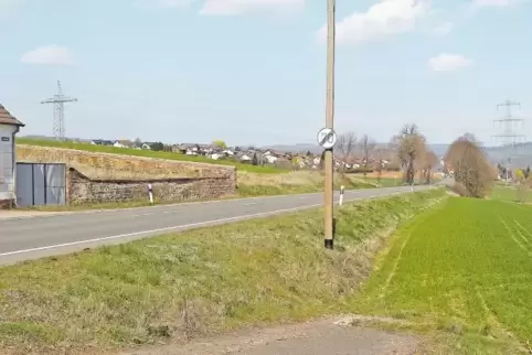 Rund ein Kilometer lang ist der Abschnitt zwischen der Pulvermühle und dem Lohnsfelder Ortseingang. Bislang müssen Radfahrer und