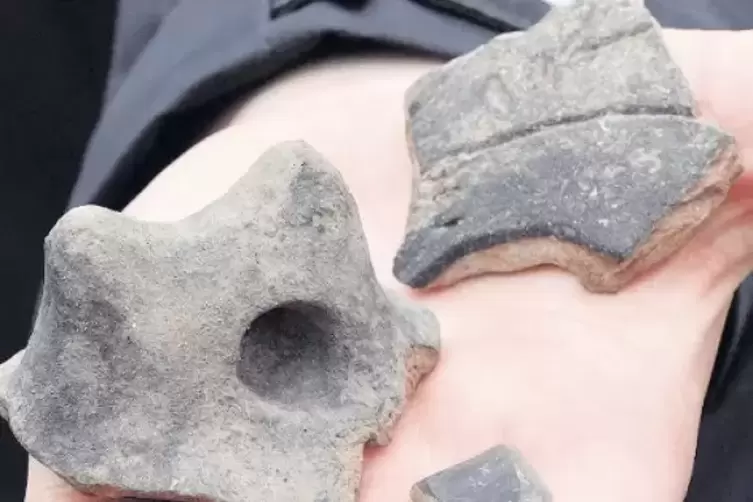 Die Scherben stammen von einfachen Tonkr&uuml;gen, die die Menschen vor 7000 Jahren selbst hergestellt haben.