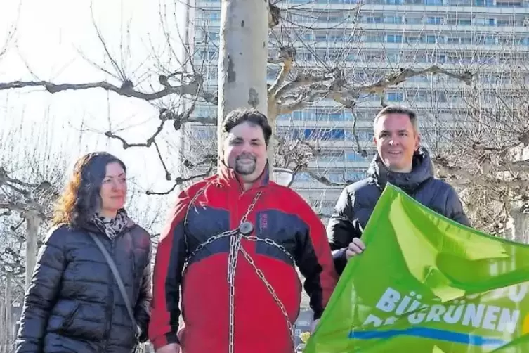 Jens Brückner (Mitte) und Raik Dreher protestieren gegen den Bau eines Parkhauses auf dem Platanenhain. Parteikollegin Kathrin L