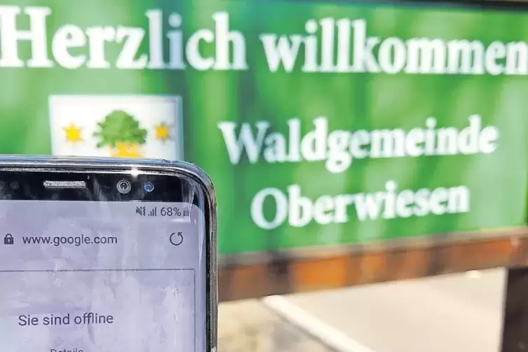 Am Ortseingang von Oberwiesen haben Kunden von manchen Mobilfunkbetreibern Pech: „Sie sind offline“.