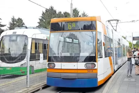 Endstation der Straßenbahn aus LU-Mitte: Rheingönheim, wo RNV auch einen Betriebshof hat.