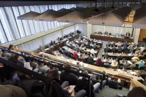 Wächst auf 56 Sitze: der Stadtrat von Kaiserslautern.  Foto: VIEW