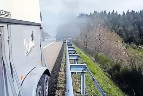 Der Anhänger mit den Pferden konnte gerade noch rechtzeitig vor dem Feuer in Sicherheit gebracht werden.