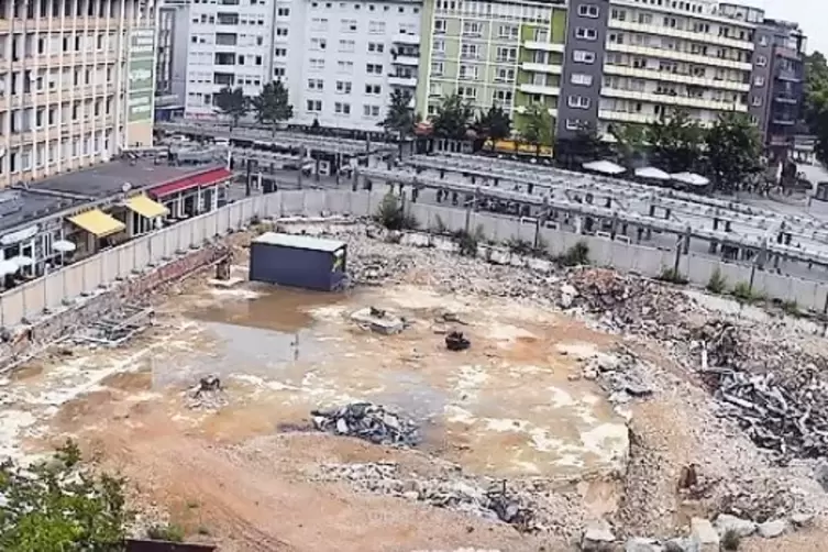 Die „Metropol“-Baugrube auf dem Berliner Platz in Ludwigshafens Innenstadt.