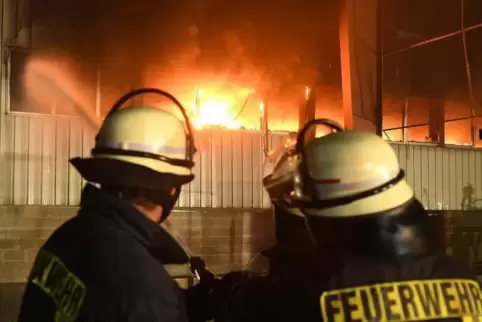 Die Polizei geht von einem Millionenschaden nach dem Brand in Morschheim aus.  Foto: Stepan 