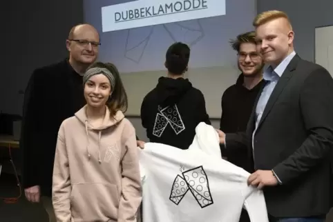 Im März stellte die Dubbeklamotte-AG am AEG ihre Leistungen vor (von links): Lehrer Matthias Pirschel, Inés Ben Haj Salem, Ayhut