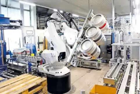 Karl, so heißt der nach Brauereigründer Karl Silbernagel benannte Roboter, in Aktion. Er setzt zunächst die leeren Fässer aufs F
