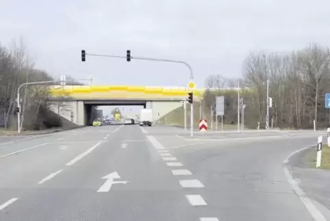 Blick aus Ruchheim in Richtung Frankenthal. Auf der rechten Seite wird der neue Fuß- und Radweg gebaut. Er soll mit Ampeln die A