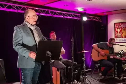 Gutes Zusammenspiel: Michael Konrad mit musikalischer Begleitung von Thomas Seither (Gitarre) und Alexander Wiss (Percussion).  