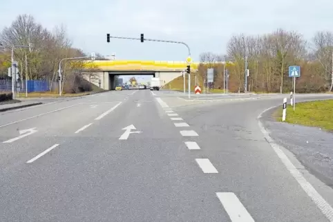 Blick aus Ruchheim in Richtung Frankenthal. Auf der rechten Seite wird der neue Fuß- und Radweg gebaut. Er soll mit Ampeln die A