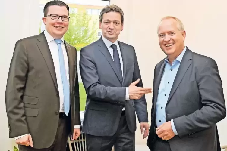 Rückendeckung für Spitzenkandidat Peter Uebel (rechts): Kreisvorsitzender Torbjörn Kartes und Christian Baldauf, Fraktionsvorsit