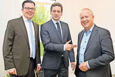 Rückendeckung für Spitzenkandidat Peter Uebel (rechts): Kreisvorsitzender Torbjörn Kartes und Christian Baldauf, Fraktionsvorsit